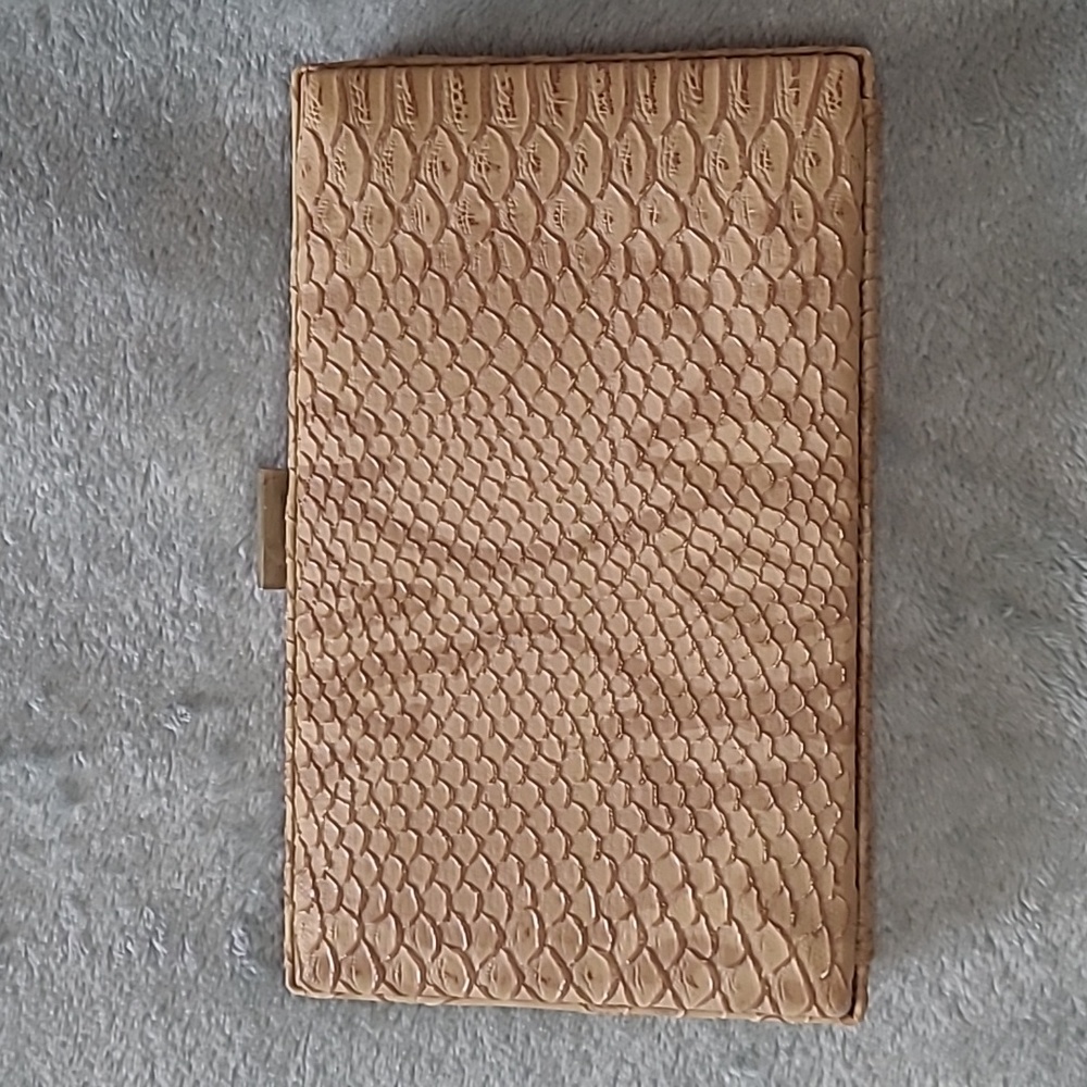 Neutral convertible clutch